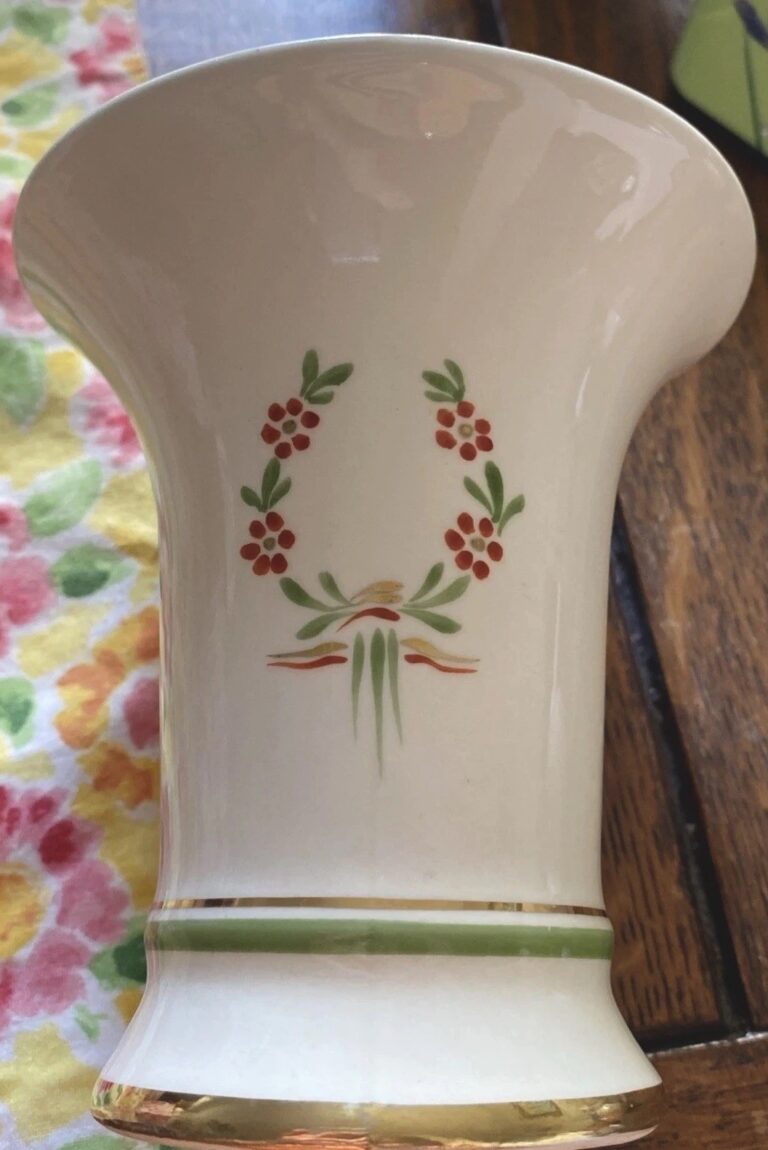 Read more about the article Christmas Vase  Arabia Finlandia. Gold Rim and Red/Green Flowers. 1930s Finland.