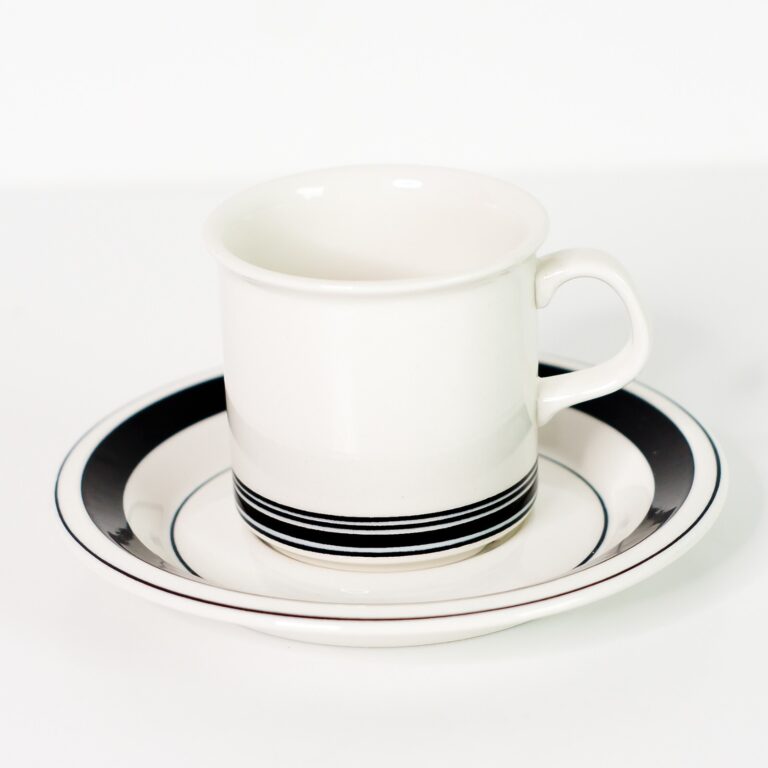 Read more about the article Arabia Finland Demitasse 4 oz Tea Cup Saucer /Blue Stripe Set