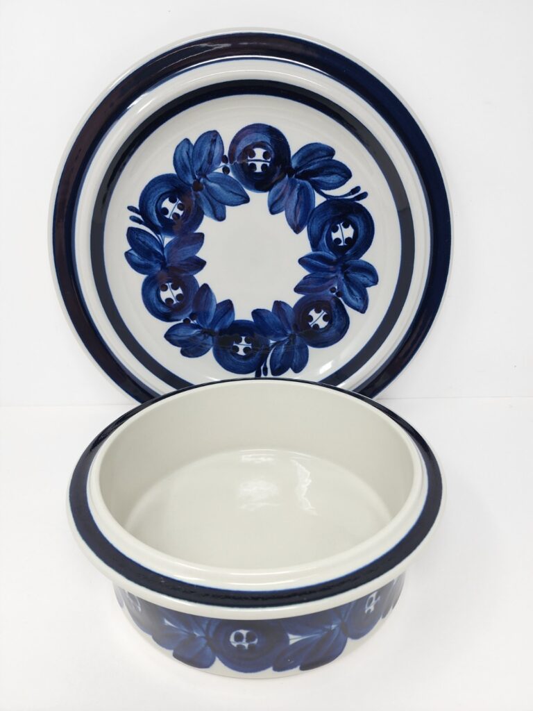 Read more about the article Set Of 2 Vintage Serving Bowl and Platter Arabia of Finland Anemone White Blue