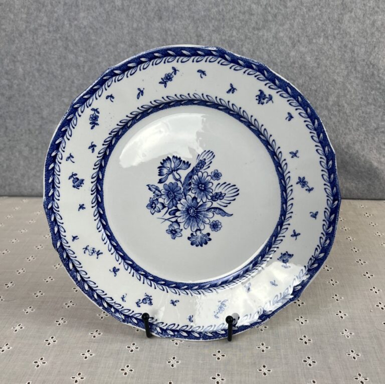 Read more about the article Arabia Of Finland Flower Blue Dinner Plate White Background EUC 4 Available
