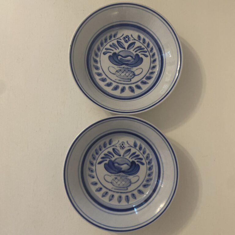 Read more about the article Vintage Arabia Finland “Blue Rose” Small Fruit/Dessert Bowls Set of 2