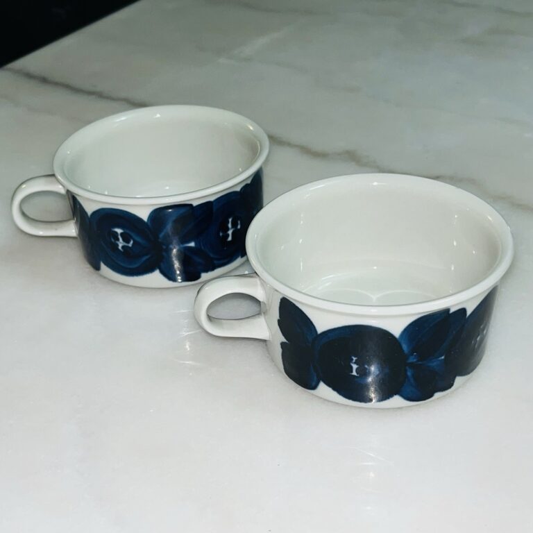 Read more about the article Vtg ARABIA FINLAND Anemone Flat Coffee Cup Mug MCM Blue Ulla Procope Set Of 2