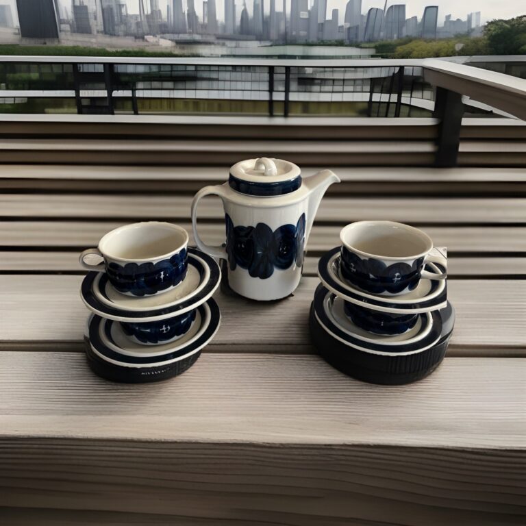 Read more about the article Arabia Finland Ulla Procope Anemone Blue Coffee Pot and 4 Cups and Saucers
