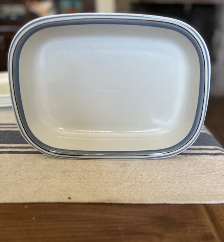 Read more about the article Vtg Arabia Finland Uhtua 6 Rectangle Striped Serving Dish 12” By 9”