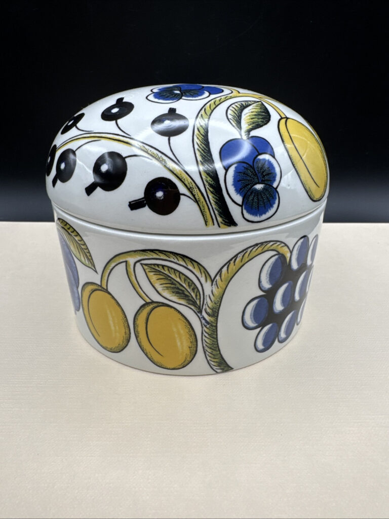 Read more about the article Arabia Finland Paratiisi Sugar Bowl Candy Dish Storage Trinket Box Fruit Jam Vtg
