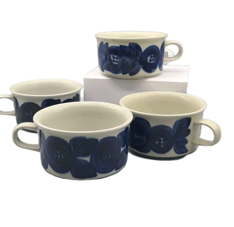 Read more about the article ARABIA FINLAND Anemone set (4) Flat Coffee Cups MCM Signed Ulla Procope new