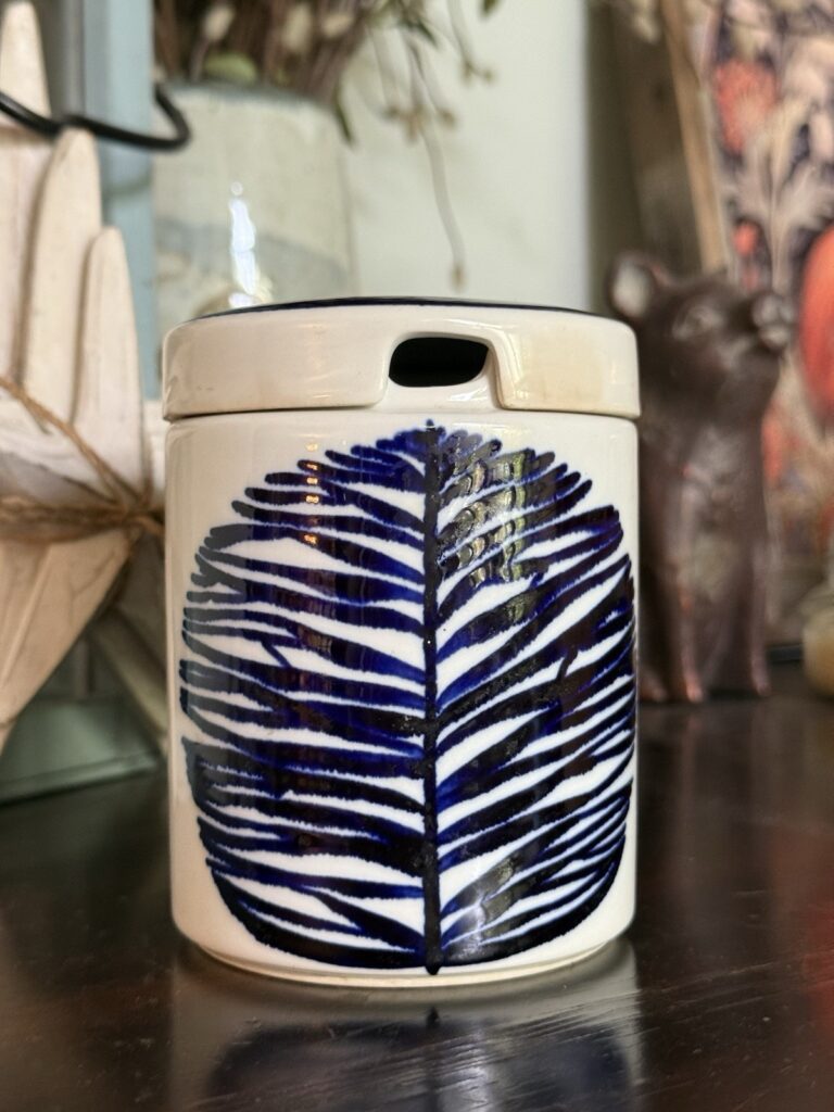 Read more about the article Arabia Finland Vintage Ceramic Jar With Lid Esteri Romulo Leaf Tree Motif Blue