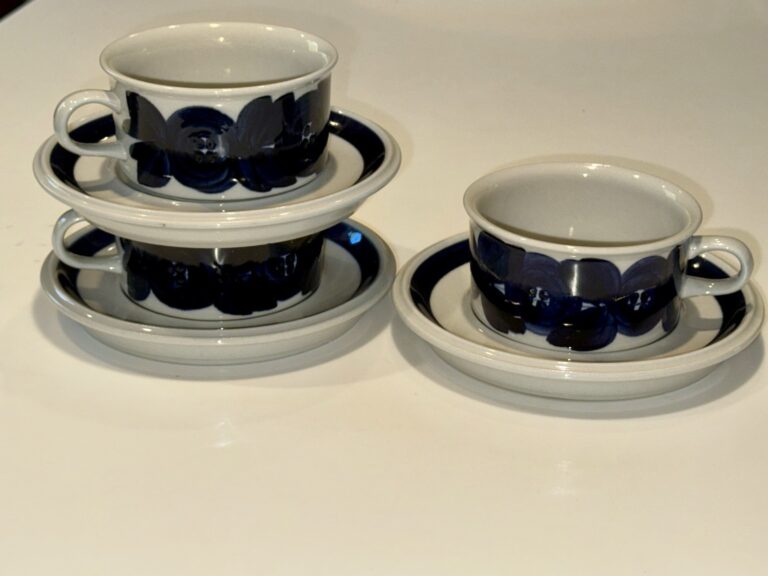 Read more about the article Set/3 Vintage Arabia Finland Blue Anemone Flat Cups Mugs w/ Saucers VGUC