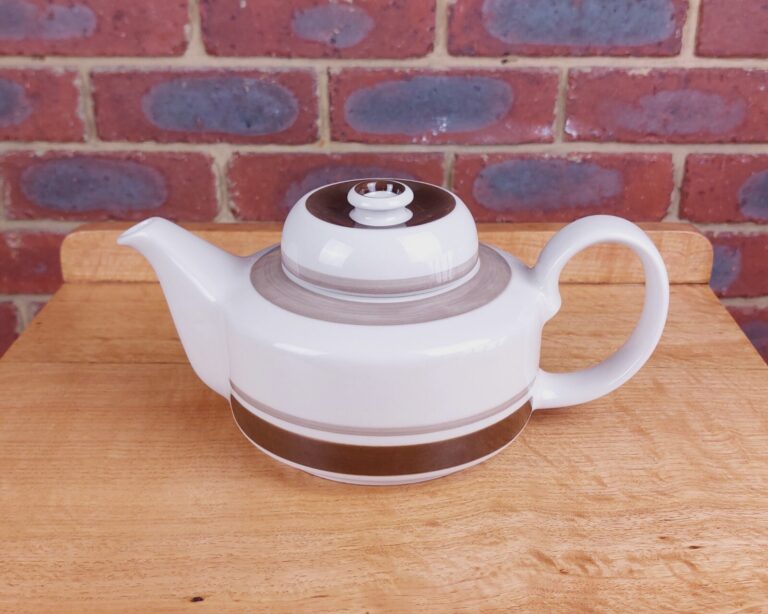 Read more about the article Arabia Finland Pirtti Teapot – Vintage 1970s Brown and White Ceramic w/ Strainer