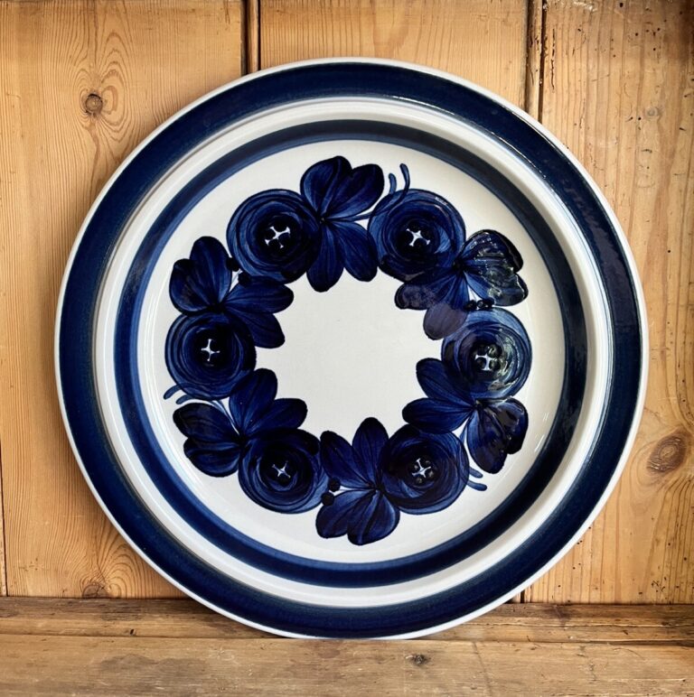 Read more about the article Arabia Anemone Blue Serving Platter Chop Plate 13″ Finland signed Ulla Procope