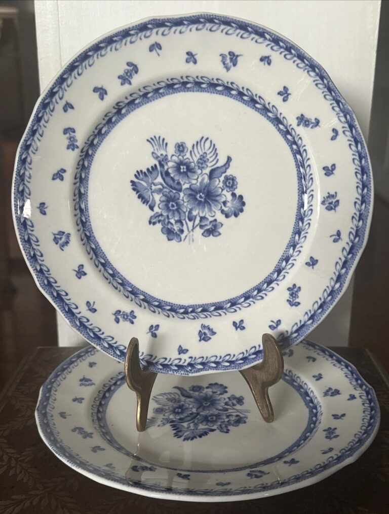 Read more about the article 2 ARABIA FINLAND FINN Flowers Blue and White Salad Dessert Plates 8″ Vintage
