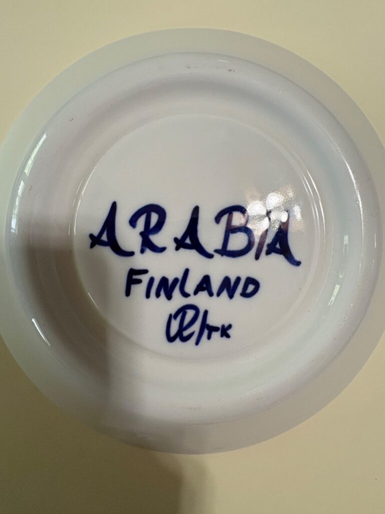 Read more about the article Vintage Arabia Finland blue saucer Fiesta pattern
