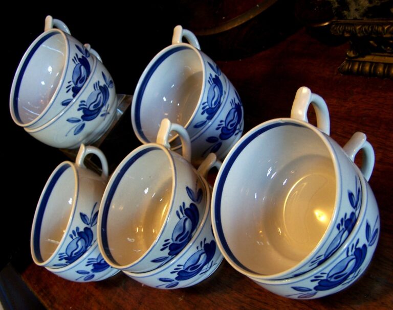 Read more about the article Arabia Made In Finland Vintage Blue Rose Coffee Cups (10 Pieces) Hand Painted