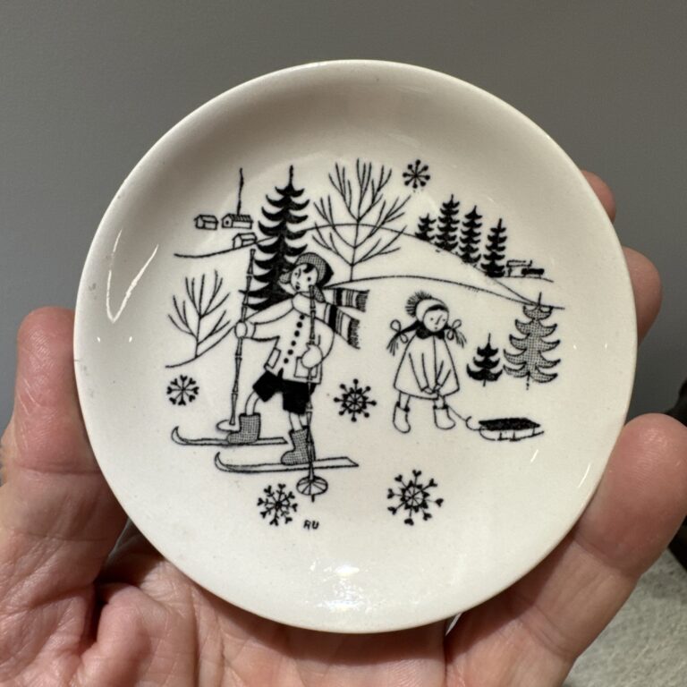 Read more about the article Arabia Finland Emilia Ski Pin Dish Or Wall Plate  Raija Uosikkinen 1960s Ceramic