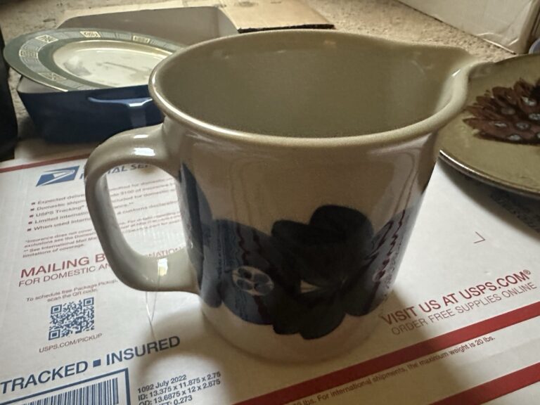 Read more about the article Midcentury Arabia Finland Anemone Blue 32 oz Drink Pitcher Ulla Procope