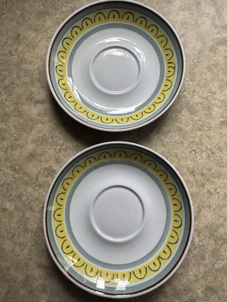 Read more about the article Vintage ARABIA Finland CROWN BAND 4 1/2″ Saucer – Handpainted