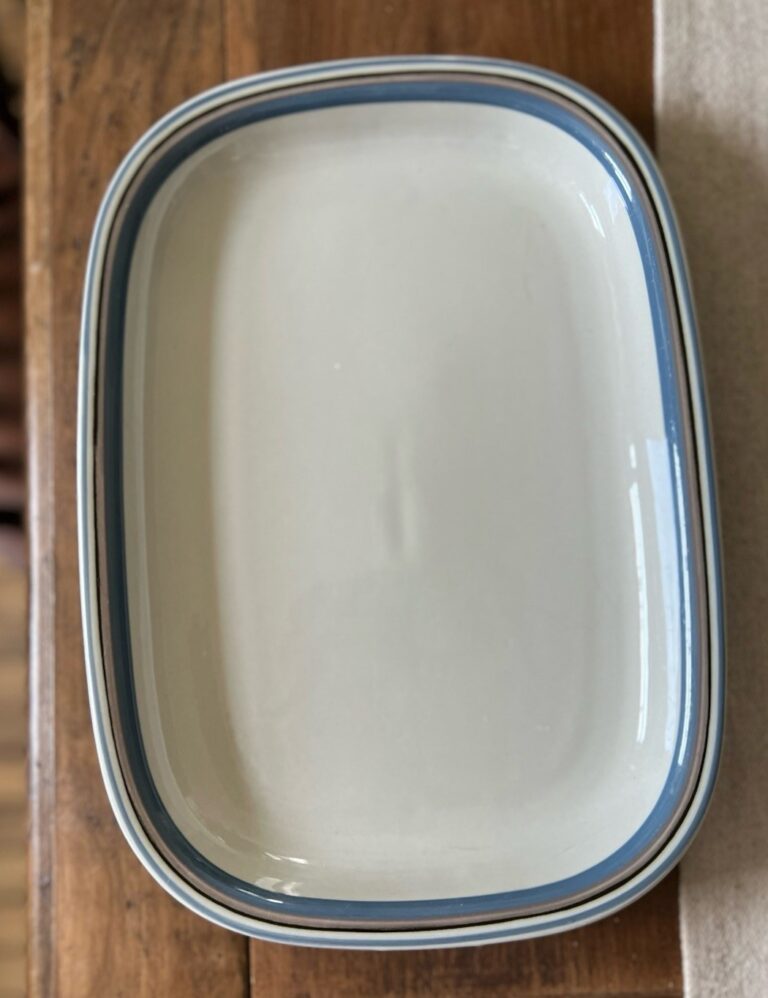 Read more about the article Vtg Arabia Finland Uhtua Rectangle Striped Serving Dish 13.5” X 9.5” Stoneware