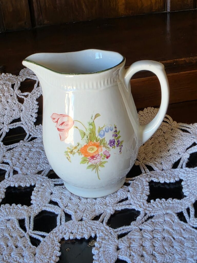 Read more about the article Arabia Finland Kesakukka Creamer