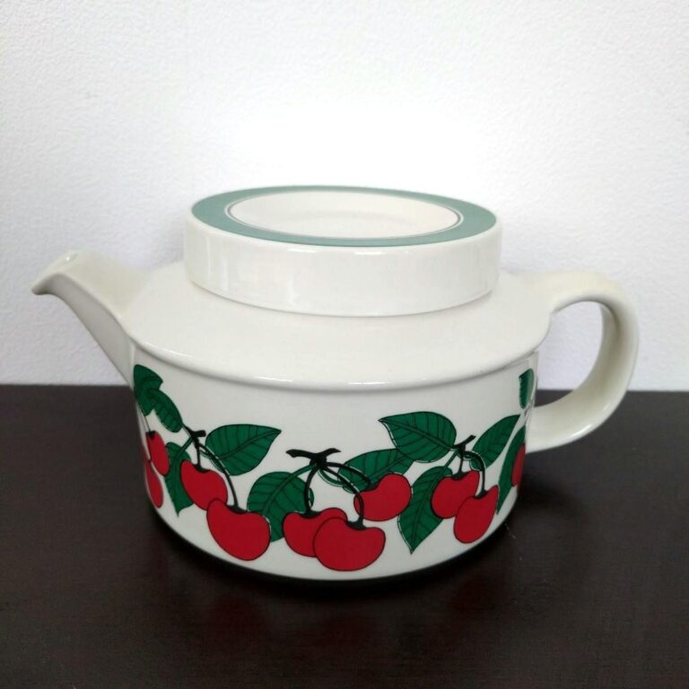 Read more about the article Arabia Kirsikka Teapot