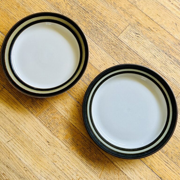 Read more about the article Arabia Finland Karelia Brown Gray Hand Painted Stoneware 10″ Plates  Set of TWO