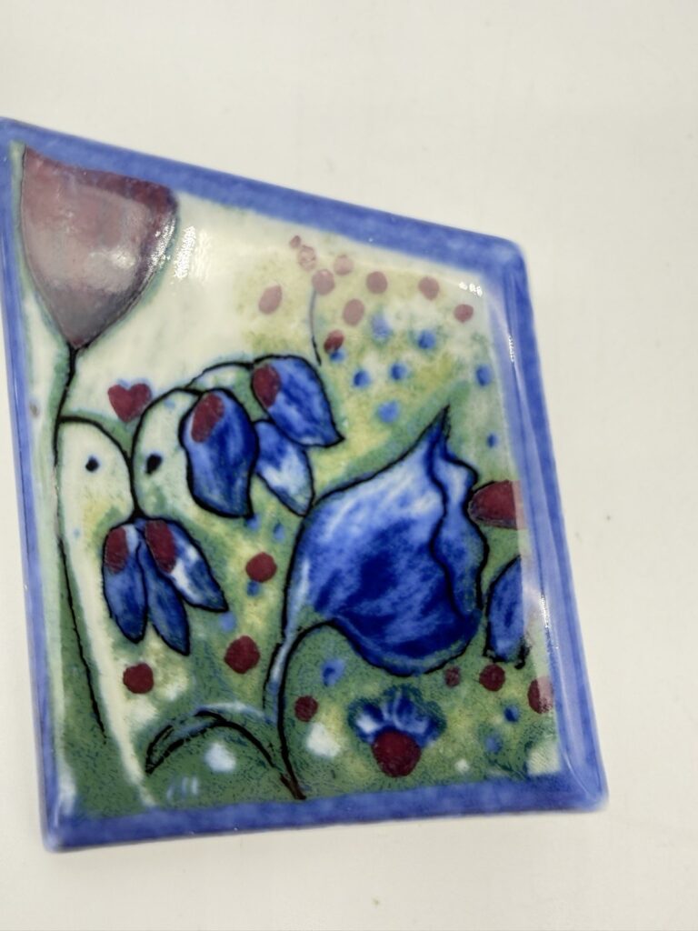 Read more about the article Vtg Arabia Finland Ceramic Brooch Pin Blue Floral Large