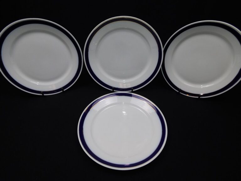 Read more about the article 4 Arabia Finland Cobalt Blue and Gold Band 10.25″ Dinner Plate Set