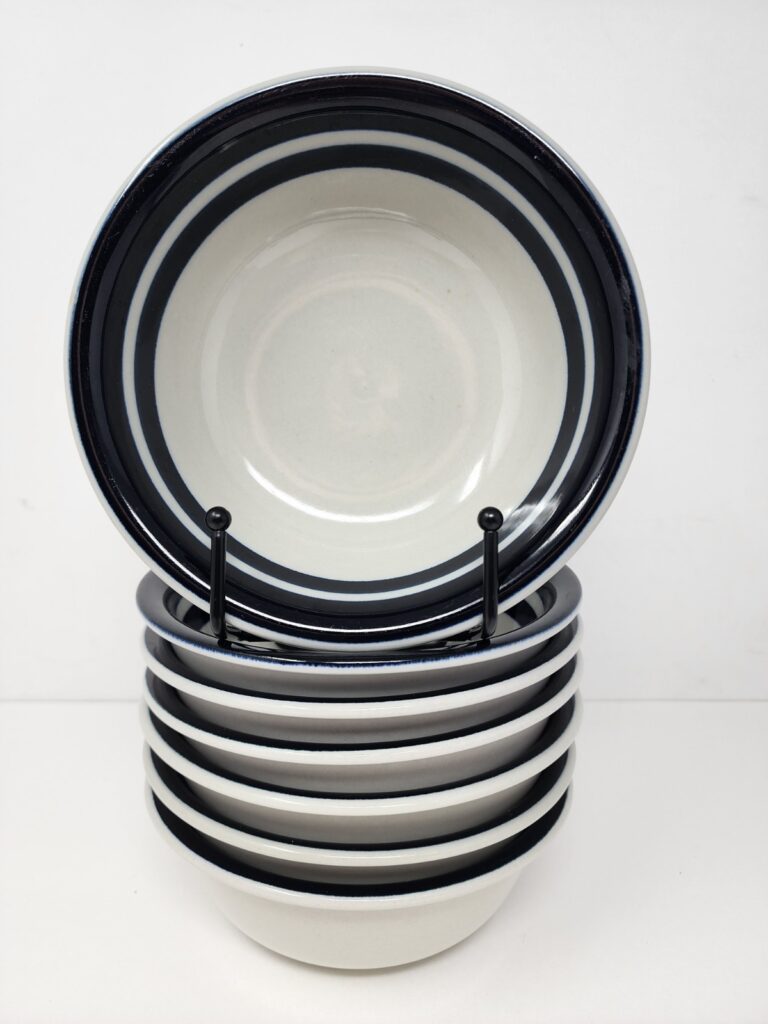 Read more about the article Set Of 7 Vintage Cereal Soup Bowls Arabia of Finland Anemone White Blue