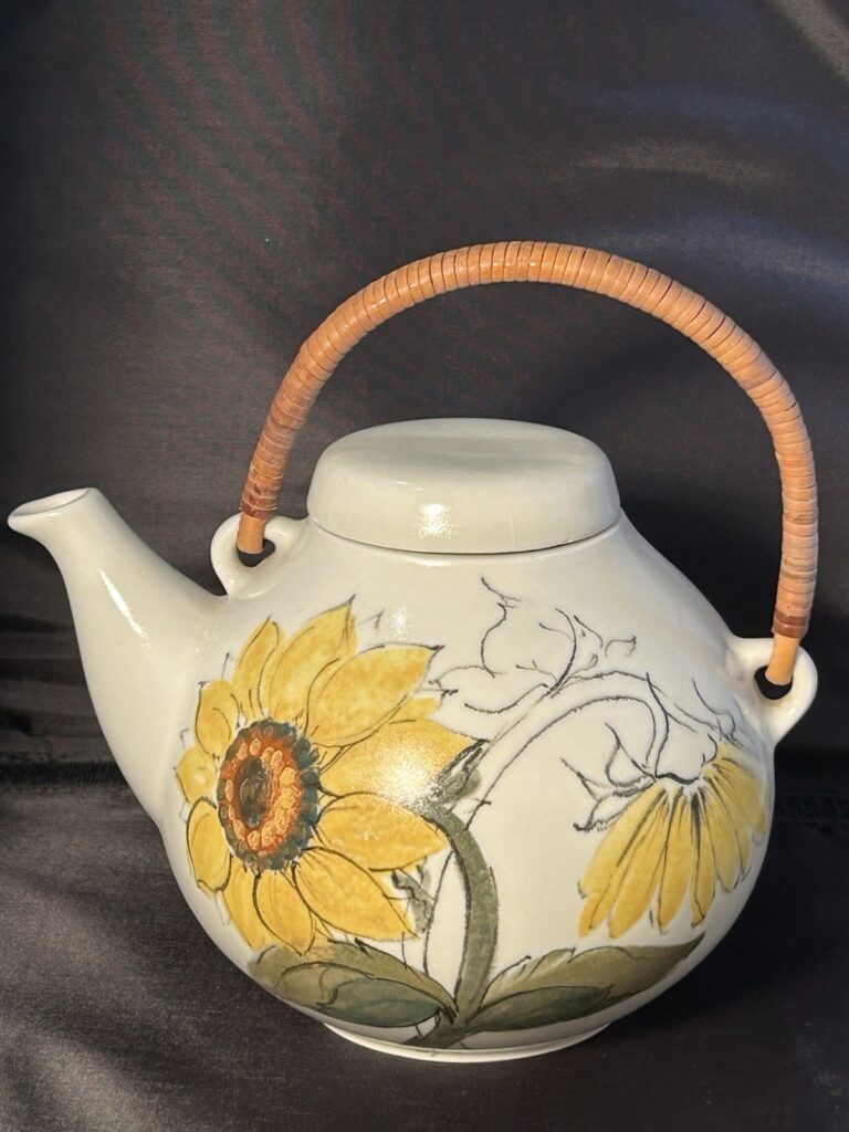 Read more about the article Arabia Finland  GA3 Teapot with Sunflower “Aurinkoruusu” by Hilkka Liisa Ahola.