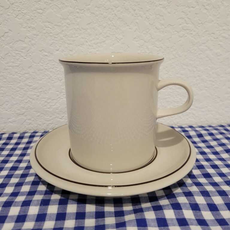 Read more about the article Vintage Arabia Finland Fennica Cup and Saucer Pre-owned