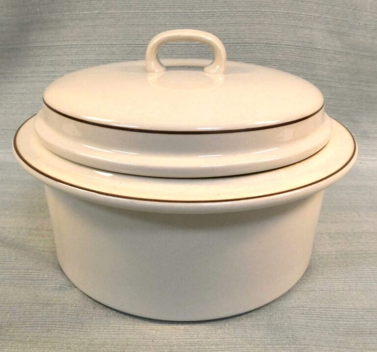 Read more about the article Arabia Finland Fennica Serving Bowl with Lid