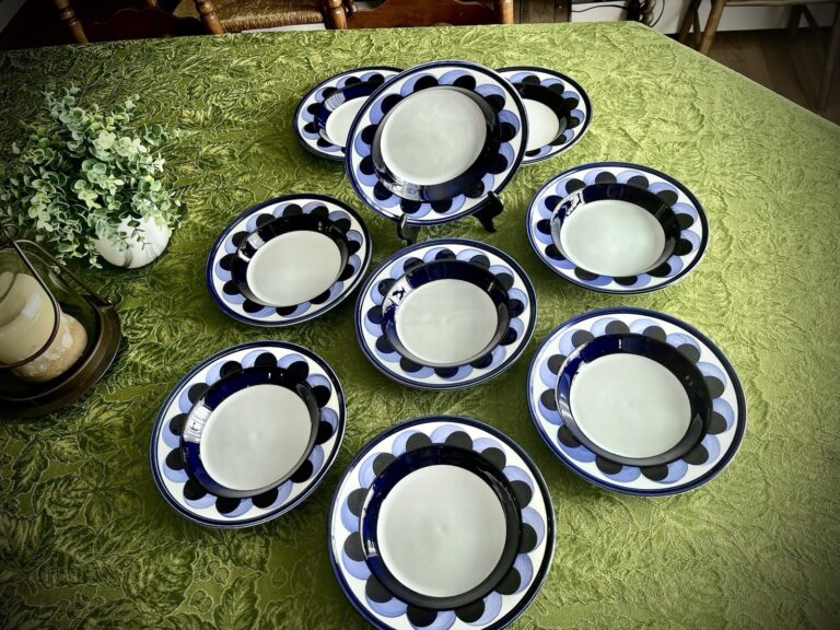 Read more about the article Set 9 MID CENTURY ARABIA FINLAND SIGNED ANJA JAATINEN PAJU 9″ RIMMED SOUP BOWLS