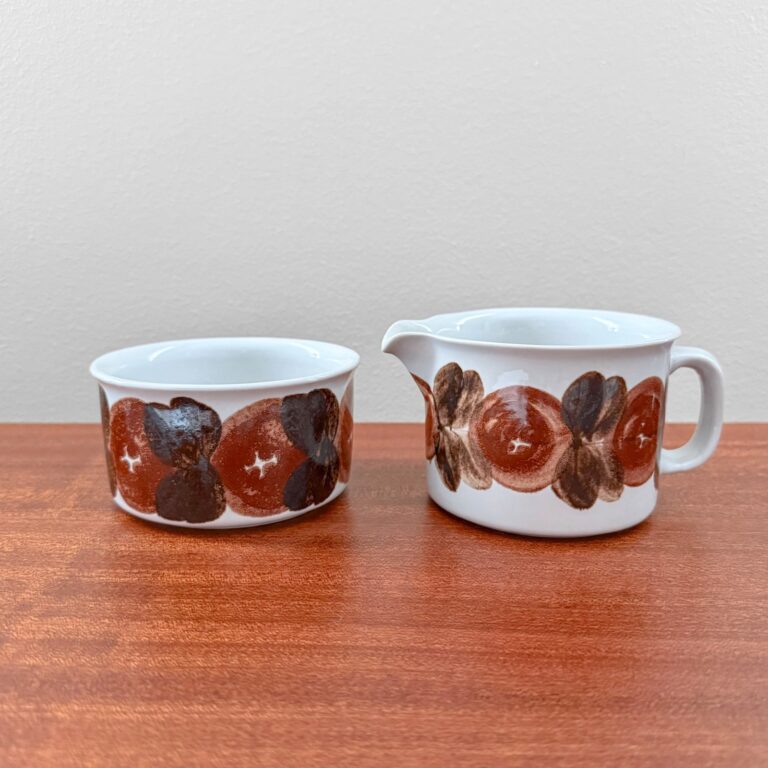 Read more about the article Vintage Arabia Finland Rosmarin Sugar Bowl and Creamer