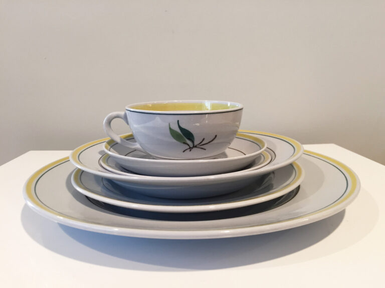 Read more about the article Vintage Arabia Finland Windflower Pattern 6 Piece Place Setting