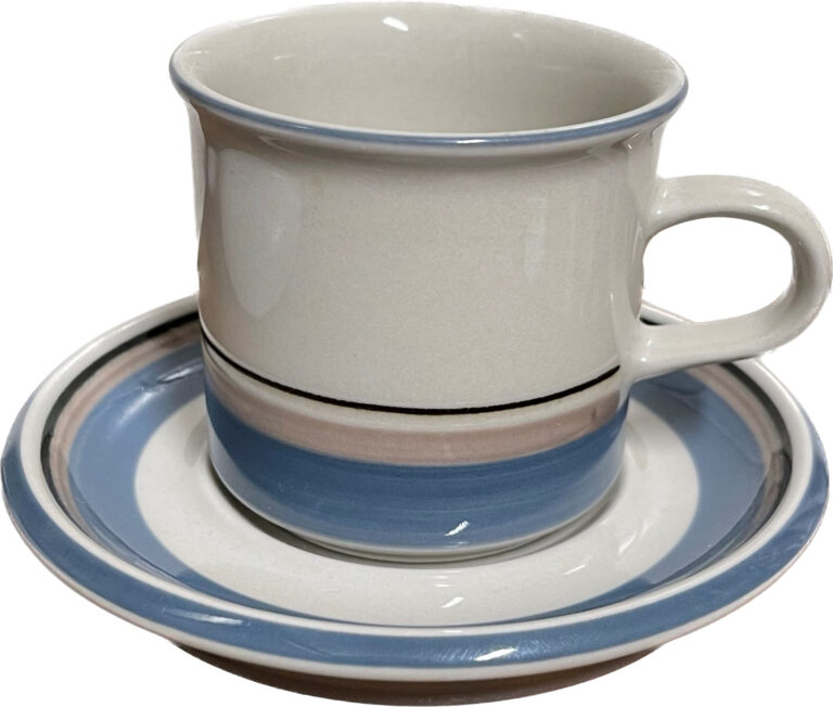 Read more about the article Arabia Uhtua Coffee Cup and Saucer Set of 4 Tea Finland Porcelain Vintage