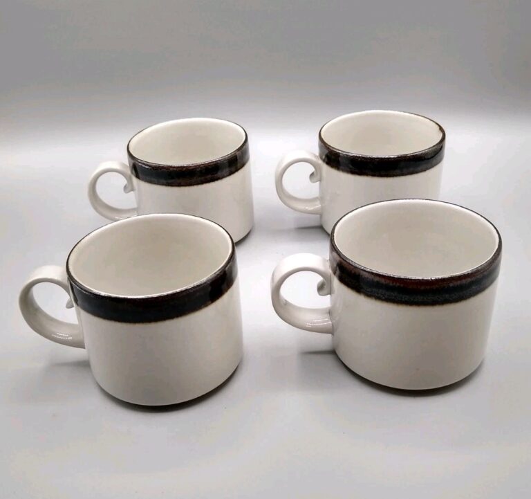 Read more about the article 4 Vintage Arabia Finland Karelia Mug MCM Ivory with brown stripe ceramic