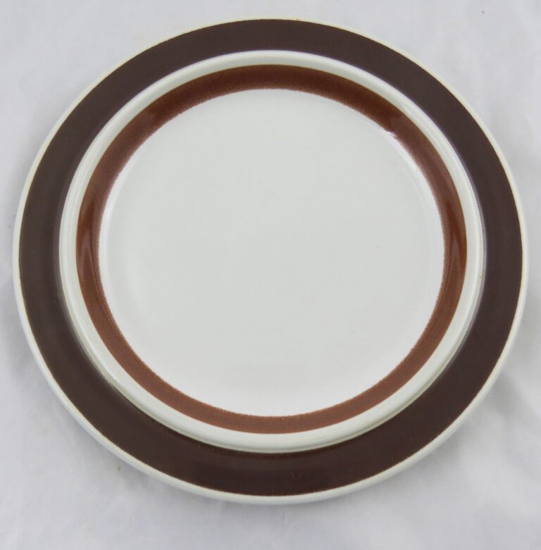 Read more about the article Arabia Finland Rosmarin Brown Dinner Plate 10-1/4″ Multiple Available