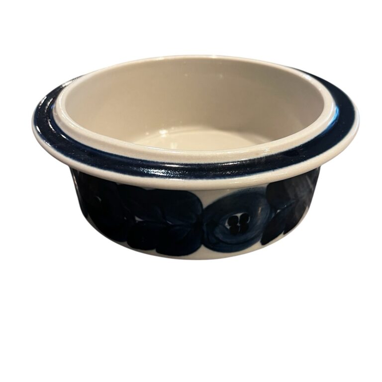 Read more about the article Arabia Finland Blue Floral Rimmed Bowl Dog Bowl Casserole