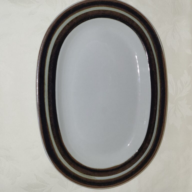 Read more about the article Vntg. Arabia Finland Karelia Oval Serving Platter Plate 12 3/4″ – Preowned