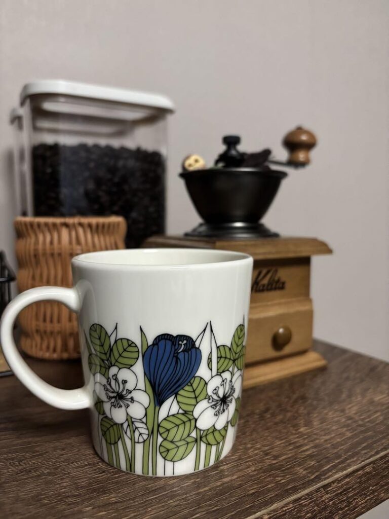 Read more about the article ARABIA Krokus Mug  Floral Design with Blue and White Flowers  Ceramic