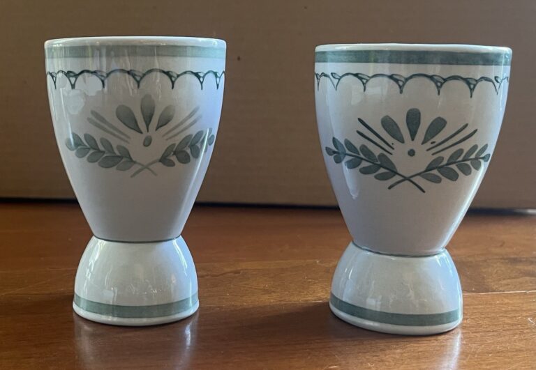 Read more about the article Vintage ARABIA Double Egg Cups Green Thistle Signed – Set Of 2