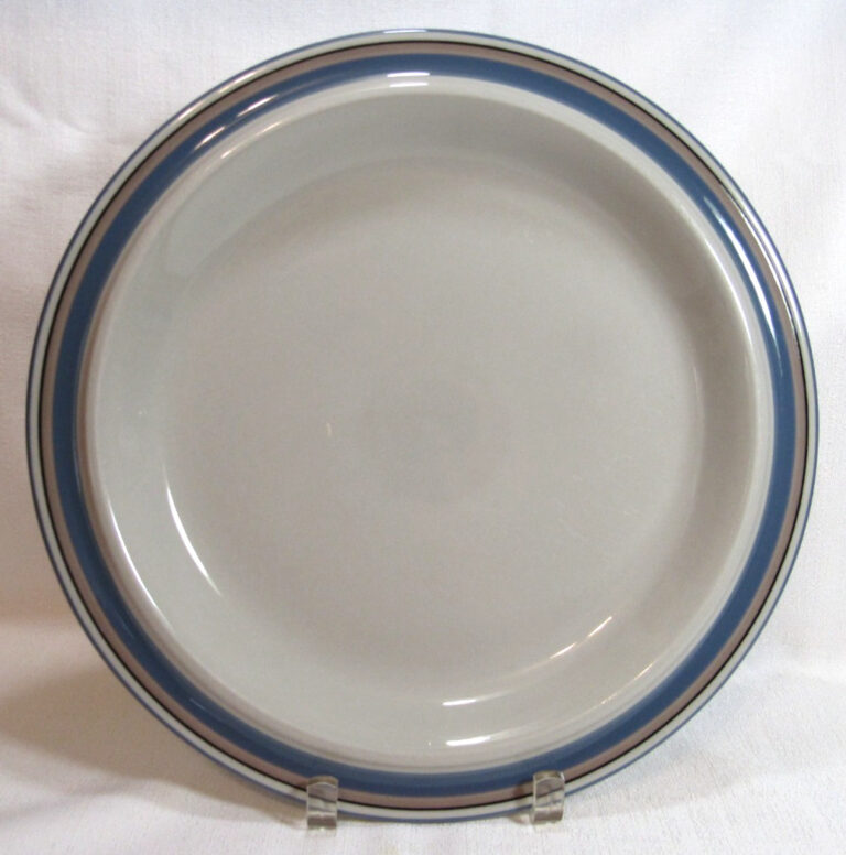 Read more about the article ARABIA of Finland Vintage UHTUA 13″ Round Chop Plate/Platter GC