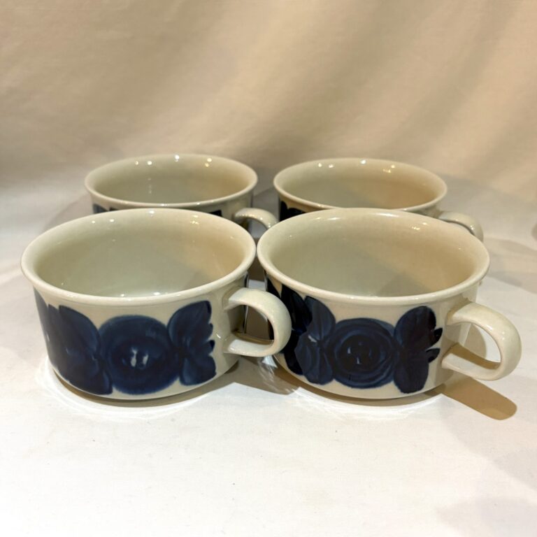 Read more about the article Set of 4 Arabia Finland Hand Painted Blue Anemone Flat Coffee Mug Ula Procope