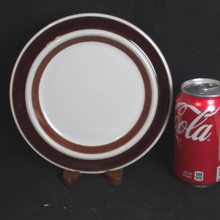 Read more about the article Arabia of Finland Anemone Brown Rosmarin Plates Brown Bands 1971-1984 Vintage