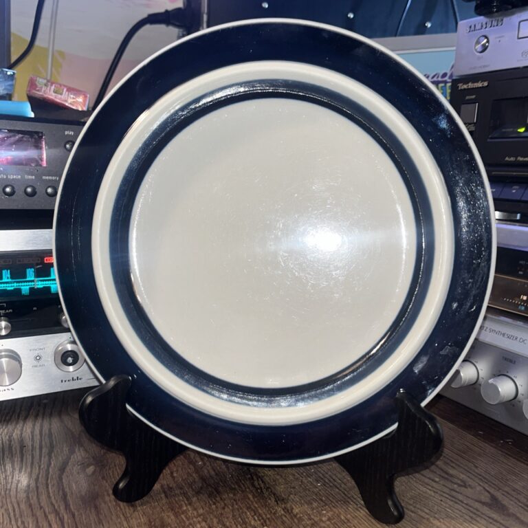 Read more about the article Arabia of Finland Anemone Blue Dinner Plate 13158