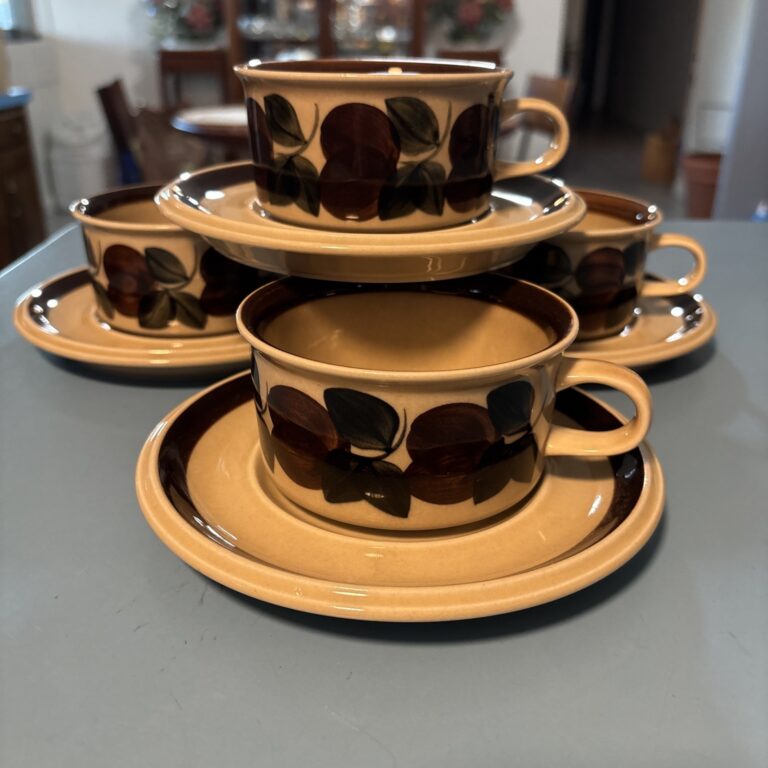 Read more about the article 4 Arabia Finland Ruija Troubadour * FLAT CUP and SAUCER * Fruit  Leaves Decorated