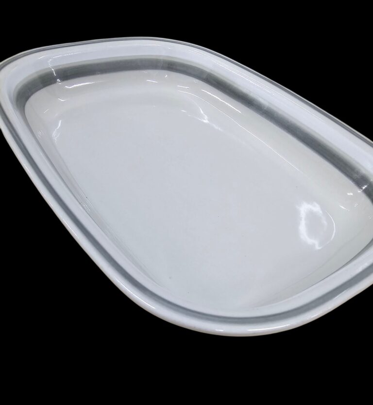 Read more about the article Arabia Finland Salla 14 Inch Rectangular Baker White Gray Inkeri Leivo Stoneware