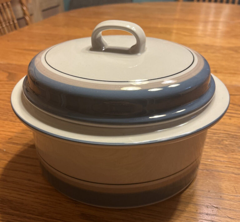 Read more about the article Arabia Finland Uhtua 9″ Rimmed Vegetable Serving Bowl W/Lid Blue Stripe 2.5 Qt