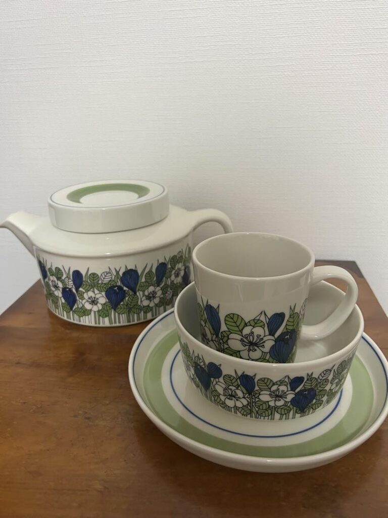 Read more about the article Rare] Arabia (ARABIA) Crocus (Krokus) Teapot and Tableware