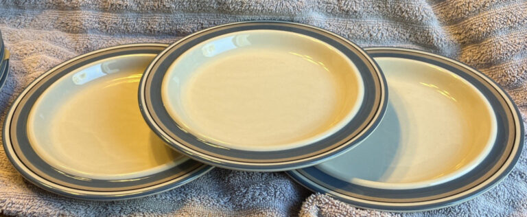 Read more about the article Arabia Finland Uhtua Plates Salad 8″ Set of 3 Blue Tan Bands Vtg