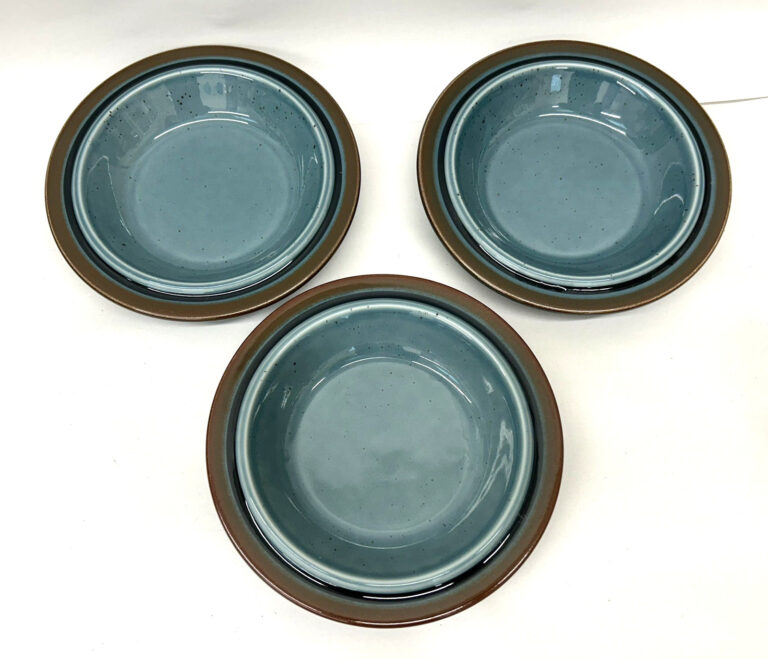 Read more about the article Arabia of Finland Meri Blue 7 7/8″ Rim Soup Bowls Set of 3